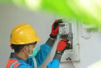 Ilustrasi petugas PLN saat melakukan penggantian Miniature Circuit Breaker(MCB) pada kWh meter pelanggan yang melakukan tambah daya listrik. Foto: INIKEPRI.COM/PLN Batam 