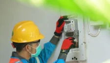 Ilustrasi petugas PLN saat melakukan penggantian Miniature Circuit Breaker(MCB) pada kWh meter pelanggan yang melakukan tambah daya listrik. Foto: INIKEPRI.COM/PLN Batam