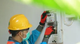 Ilustrasi petugas PLN saat melakukan penggantian Miniature Circuit Breaker(MCB) pada kWh meter pelanggan yang melakukan tambah daya listrik. Foto: INIKEPRI.COM/PLN Batam 