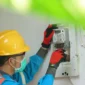 Ilustrasi petugas PLN saat melakukan penggantian Miniature Circuit Breaker(MCB) pada kWh meter pelanggan yang melakukan tambah daya listrik. Foto: INIKEPRI.COM/PLN Batam 
