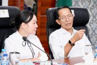 Wali Kota Batam, Amsakar Achmad, bersama Wakil Wali Kota Batam, Li Claudia Chandra, saat memimpin Rapat Pleno Finalisasi Pembahasan Usulan Revisi Peraturan Daerah Provinsi Kepulauan Riau Nomor 1 Tahun 2017 tentang RTRW Kepri 2017-2037, di Kantor Wali Kota Batam. Foto: INIKEPRI.COM/Media Center Batam 