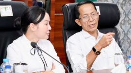 Wali Kota Batam, Amsakar Achmad, bersama Wakil Wali Kota Batam, Li Claudia Chandra, saat memimpin Rapat Pleno Finalisasi Pembahasan Usulan Revisi Peraturan Daerah Provinsi Kepulauan Riau Nomor 1 Tahun 2017 tentang RTRW Kepri 2017-2037, di Kantor Wali Kota Batam. Foto: INIKEPRI.COM/Media Center Batam 