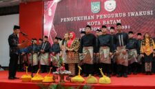 Wali Kota Batam, Amsakar Achmad, mengukuhkan ketua dan pengurus IWAKUSI Batam di Golden Prawn, Bengkong. Foto: INIKEPRI.COM/Media Center Batam 
