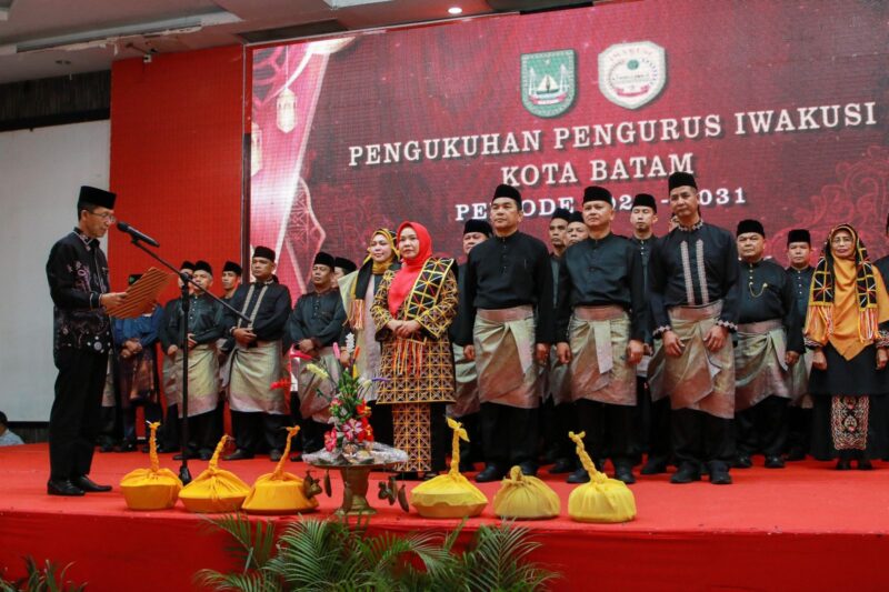 Wali Kota Batam, Amsakar Achmad, mengukuhkan ketua dan pengurus IWAKUSI Batam di Golden Prawn, Bengkong. Foto: INIKEPRI.COM/Media Center Batam 