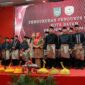 Wali Kota Batam, Amsakar Achmad, mengukuhkan ketua dan pengurus IWAKUSI Batam di Golden Prawn, Bengkong. Foto: INIKEPRI.COM/Media Center Batam 