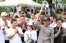 Wali Kota Batam, Amsakar Achmad, bersama Wakil Wali Kota Batam, Li Claudia Chandra, melepas armada pengangkut sampah saat peringatan May Day di Dataran Engku Putri. Foto: INIKEPRI.COM/Media Center Batam 
