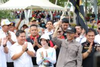 Wali Kota Batam, Amsakar Achmad, bersama Wakil Wali Kota Batam, Li Claudia Chandra, melepas armada pengangkut sampah saat peringatan May Day di Dataran Engku Putri. Foto: INIKEPRI.COM/Media Center Batam 