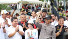 Wali Kota Batam, Amsakar Achmad, bersama Wakil Wali Kota Batam, Li Claudia Chandra, melepas armada pengangkut sampah saat peringatan May Day di Dataran Engku Putri. Foto: INIKEPRI.COM/Media Center Batam 