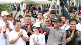 Wali Kota Batam, Amsakar Achmad, bersama Wakil Wali Kota Batam, Li Claudia Chandra, melepas armada pengangkut sampah saat peringatan May Day di Dataran Engku Putri. Foto: INIKEPRI.COM/Media Center Batam 