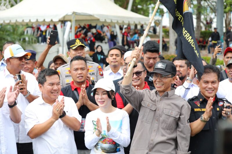 Wali Kota Batam, Amsakar Achmad, bersama Wakil Wali Kota Batam, Li Claudia Chandra, melepas armada pengangkut sampah saat peringatan May Day di Dataran Engku Putri. Foto: INIKEPRI.COM/Media Center Batam 