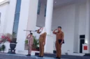 Bupati Natuna Cen Sui Lan memimpin upacara Hardiknas. Foto: Istimewa 