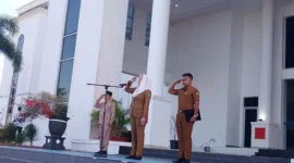 Bupati Natuna Cen Sui Lan memimpin upacara Hardiknas. Foto: Istimewa 