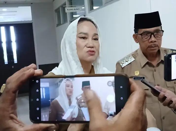 Bupati Natuna Cen Sui Lan dan Wakil Bupati Jarmin seusai Upacara Hardiknas. Foto: Istimewa 