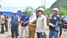 Bupati Natuna Cen Sui Lan meninjau pengerjaan pelabuhan Selat Lampa. Foto: INIKEPRI.COM