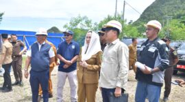 Bupati Natuna Cen Sui Lan meninjau pengerjaan pelabuhan Selat Lampa. Foto: INIKEPRI.COM