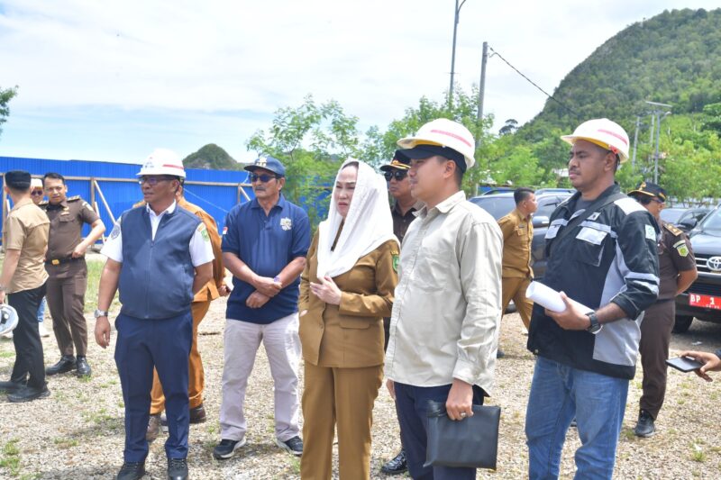 Bupati Natuna Cen Sui Lan meninjau pengerjaan pelabuhan Selat Lampa. Foto: INIKEPRI.COM