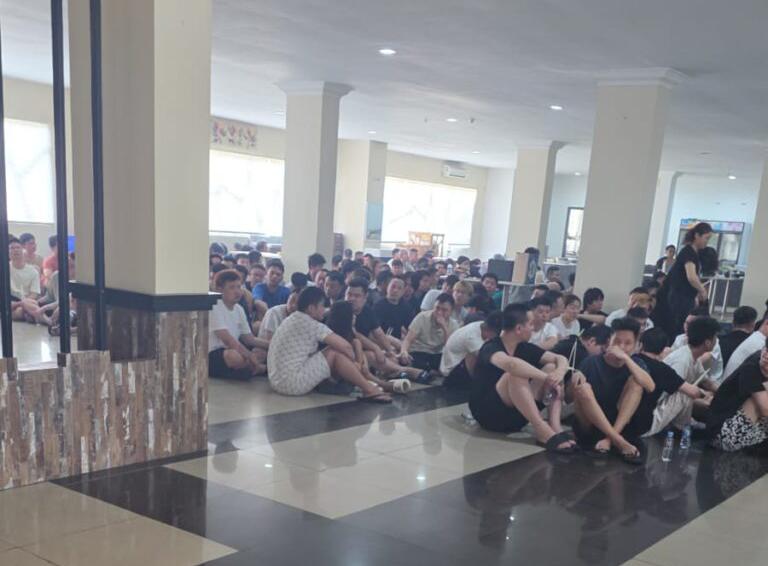 Ratusan WNA yang diamankan Imigrasi di Baloi View. Foto: Istimewa 