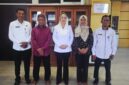 Bupati Natuna Cen Sui Lan bersama keluarga penerima beasiswa dan kepala unit kerja Pemkab Natuna. Foto: Istimewa 