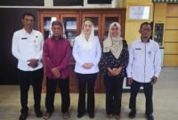 Bupati Natuna Cen Sui Lan bersama keluarga penerima beasiswa dan kepala unit kerja Pemkab Natuna. Foto: Istimewa 