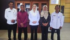 Bupati Natuna Cen Sui Lan bersama keluarga penerima beasiswa dan kepala unit kerja Pemkab Natuna. Foto: Istimewa 