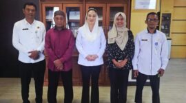 Bupati Natuna Cen Sui Lan bersama keluarga penerima beasiswa dan kepala unit kerja Pemkab Natuna. Foto: Istimewa 