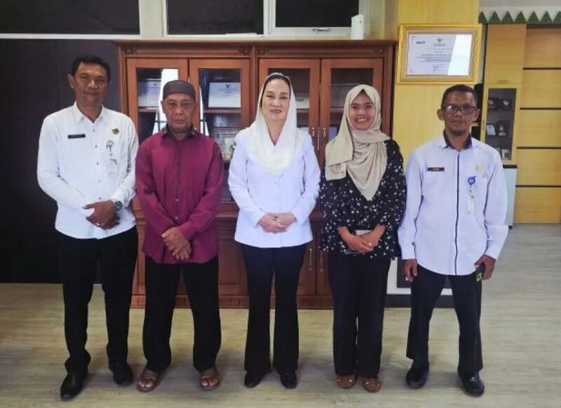 Bupati Natuna Cen Sui Lan bersama keluarga penerima beasiswa dan kepala unit kerja Pemkab Natuna. Foto: Istimewa 
