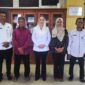 Bupati Natuna Cen Sui Lan bersama keluarga penerima beasiswa dan kepala unit kerja Pemkab Natuna. Foto: Istimewa 