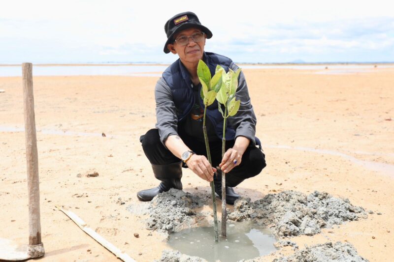 Wali Kota Batam Amsakar Achmad menanam Mangrove bersama mahasiswa UNRIKA. Foto: INIKEPRI.COM/Media Center Batam 