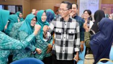 Wali Kota Batam Amsakar Achmad saat membuka kegiatan Pemberdayaan Masyarakat Kecamatan Batam Kota di Aula Politeknik Batam. Foto: INIKEPRI.COM/Media Center Batam 