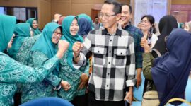 Wali Kota Batam Amsakar Achmad saat membuka kegiatan Pemberdayaan Masyarakat Kecamatan Batam Kota di Aula Politeknik Batam. Foto: INIKEPRI.COM/Media Center Batam 