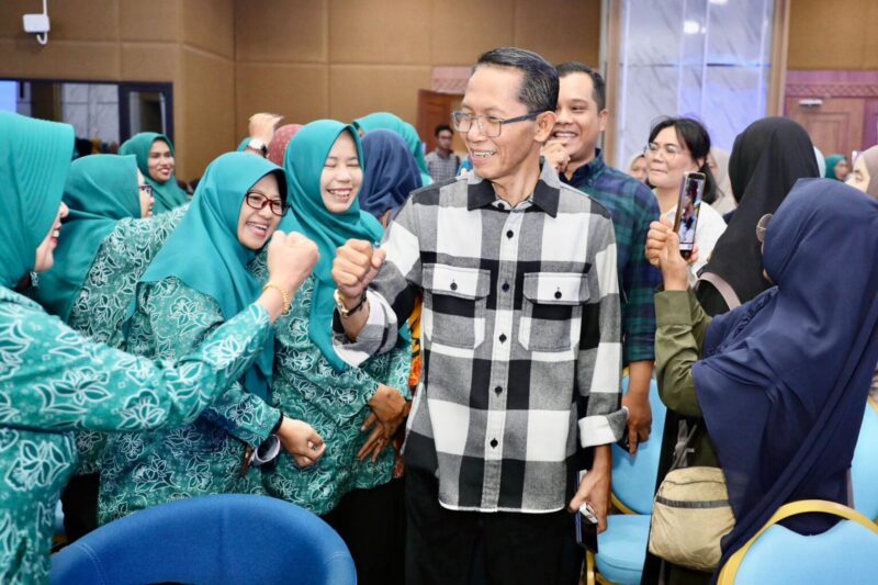 Wali Kota Batam Amsakar Achmad saat membuka kegiatan Pemberdayaan Masyarakat Kecamatan Batam Kota di Aula Politeknik Batam. Foto: INIKEPRI.COM/Media Center Batam 