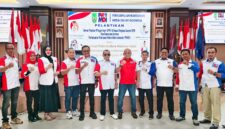 Ketua Umum DPP PWMOI, Drs. HM Jusuf Rizal berfoto bersama pengurus PWMOI di Batam. Foto: INIKEPRI.COM