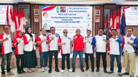 Ketua Umum DPP PWMOI, Drs. HM Jusuf Rizal berfoto bersama pengurus PWMOI di Batam. Foto: INIKEPRI.COM