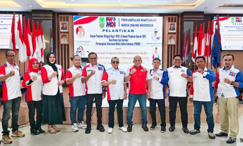 Ketua Umum DPP PWMOI, Drs. HM Jusuf Rizal berfoto bersama pengurus PWMOI di Batam. Foto: INIKEPRI.COM