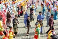 Amsakar Achmad dan Li Claudia Chandra menari bersama ribuan pelajar di Engku Putri. Foto: INIKEPRI.COM/Media Center Batam 