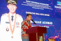 Sekda Batam, Firmansyah, menyampaikan sambutan saat membuka rapat stakeholder terkait proses penerbitan IUPTLU/IUPTLS dan sosialisasi NITKU di Sky Hotel Nagoya Hill Batam. Foto: INIKEPRI.COM/BP Batam