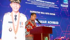 Sekda Batam, Firmansyah, menyampaikan sambutan saat membuka rapat stakeholder terkait proses penerbitan IUPTLU/IUPTLS dan sosialisasi NITKU di Sky Hotel Nagoya Hill Batam. Foto: INIKEPRI.COM/BP Batam