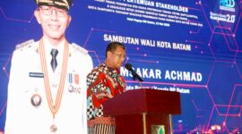 Sekda Batam, Firmansyah, menyampaikan sambutan saat membuka rapat stakeholder terkait proses penerbitan IUPTLU/IUPTLS dan sosialisasi NITKU di Sky Hotel Nagoya Hill Batam. Foto: INIKEPRI.COM/BP Batam