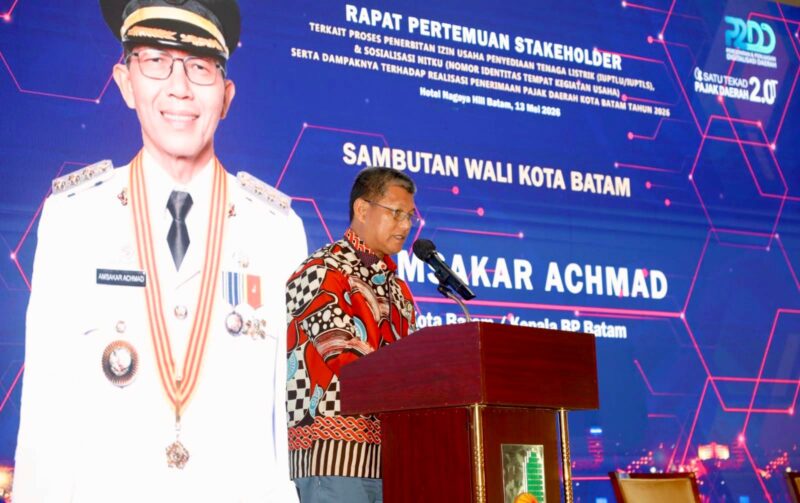 Sekda Batam, Firmansyah, menyampaikan sambutan saat membuka rapat stakeholder terkait proses penerbitan IUPTLU/IUPTLS dan sosialisasi NITKU di Sky Hotel Nagoya Hill Batam. Foto: INIKEPRI.COM/BP Batam