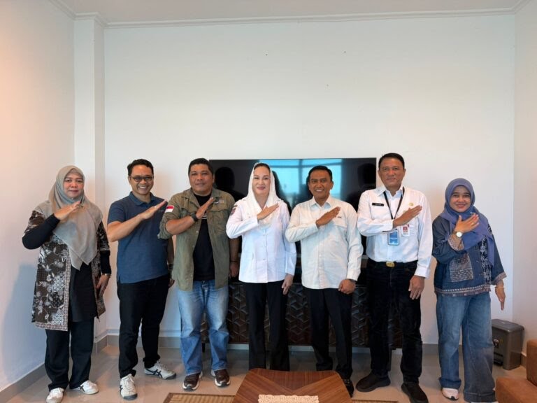 Cen Sui Lan menerima kunjungan kerja Dinas Penanaman Modal dan Pelayanan Terpadu Satu Pintu Provinsi Kepulauan Riau di Kantor Bupati Natuna. Foto: INIKEPRI.COM