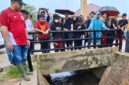 Ketua DPRD Kepri Iman Sutiawan menyusuri saluran drainase di RW 10, Kelurahan Tiban Indah, Kecamatan Sekupang. Foto: INIKEPRI.COM