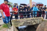 Ketua DPRD Kepri Iman Sutiawan menyusuri saluran drainase di RW 10, Kelurahan Tiban Indah, Kecamatan Sekupang.  Foto: INIKEPRI.COM