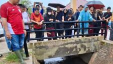 Ketua DPRD Kepri Iman Sutiawan menyusuri saluran drainase di RW 10, Kelurahan Tiban Indah, Kecamatan Sekupang. Foto: INIKEPRI.COM