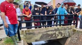 Ketua DPRD Kepri Iman Sutiawan menyusuri saluran drainase di RW 10, Kelurahan Tiban Indah, Kecamatan Sekupang.  Foto: INIKEPRI.COM
