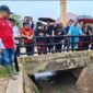 Ketua DPRD Kepri Iman Sutiawan menyusuri saluran drainase di RW 10, Kelurahan Tiban Indah, Kecamatan Sekupang.  Foto: INIKEPRI.COM