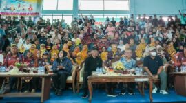 Kepala BP Batam/Wali Kota Batam, Amsakar Achmad, bersama Ketua Pikori BP Batam/Ketua TP PKK Kota Batam, Erlita Amsakar, secara resmi menutup rangkaian Kejuaraan Voli Piala Bergilir Walikota Batam & Piala Bergilir Ketua TP PKK Kota Batam Tahun 2026 di GOR Raja Djafar, Tiban Indah. Foto: INIKEPRI.COM/BP Batam 