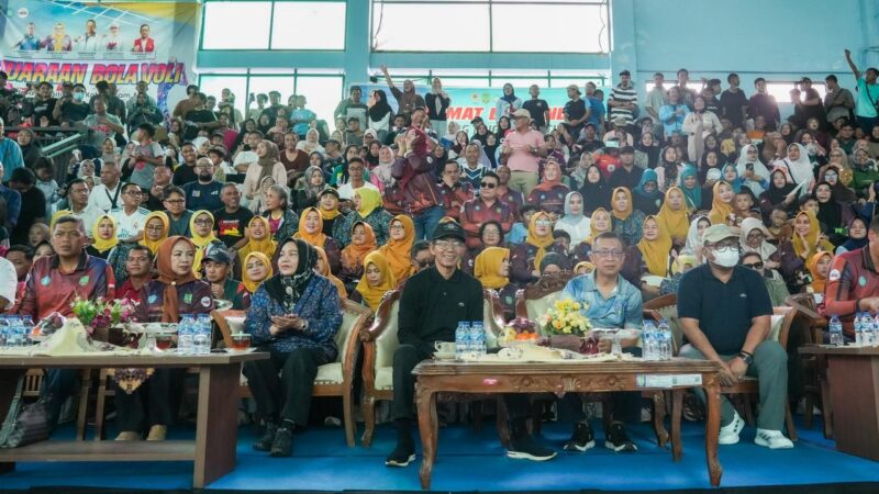 Kepala BP Batam/Wali Kota Batam, Amsakar Achmad, bersama Ketua Pikori BP Batam/Ketua TP PKK Kota Batam, Erlita Amsakar, secara resmi menutup rangkaian Kejuaraan Voli Piala Bergilir Walikota Batam & Piala Bergilir Ketua TP PKK Kota Batam Tahun 2026 di GOR Raja Djafar, Tiban Indah. Foto: INIKEPRI.COM/BP Batam