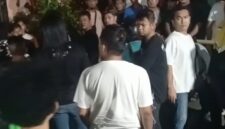 Ratusan orang dari Komunitas Andalan Driver Online (Komando) Batam dan Pemuda Batak Bersatu (PBB) mendatangi kantor polisi untuk mendampingi proses pelaporan. Foto: INIKEPRI.COM