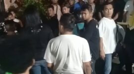 Ratusan orang dari Komunitas Andalan Driver Online (Komando) Batam dan Pemuda Batak Bersatu (PBB) mendatangi kantor polisi untuk mendampingi proses pelaporan. Foto: INIKEPRI.COM