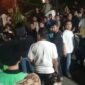 Ratusan orang dari Komunitas Andalan Driver Online (Komando) Batam dan Pemuda Batak Bersatu (PBB) mendatangi kantor polisi untuk mendampingi proses pelaporan. Foto: INIKEPRI.COM